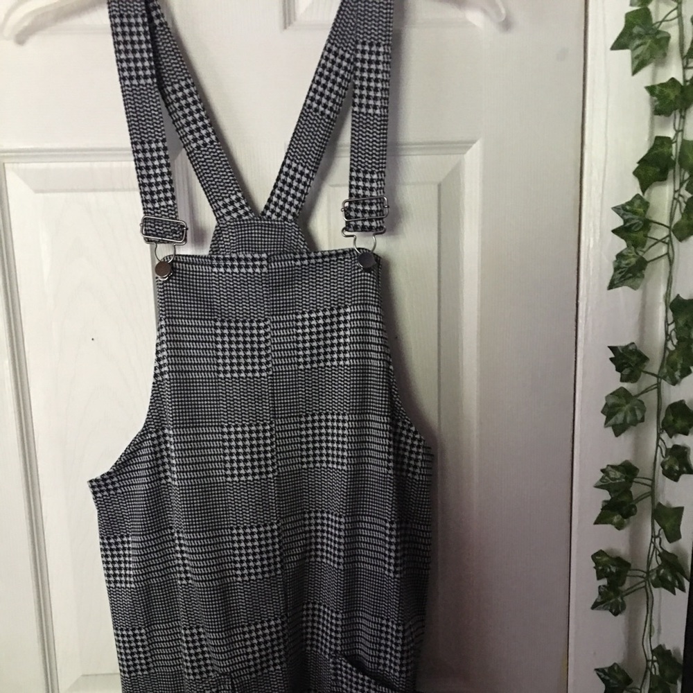 Womens juniors checkered pattern coveralls with fron pockets